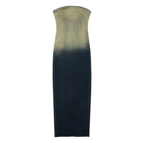 Detailansicht eines trägerlosen Denim-Maxikleides mit Gelb-Indigo-Farbverlauf