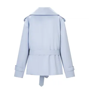 Detalle de la vista trasera de una chaqueta corta azul claro con cinturón, abrigo casual moda
