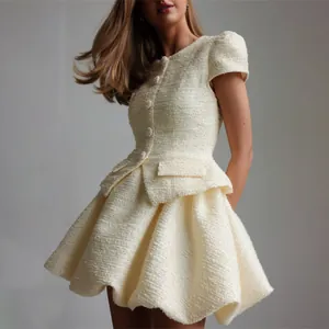 Elegantes Tweed-Rock-Set in Creme mit Kurzarmjacke und schickem Ballonsaum