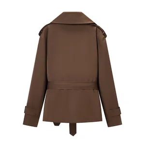 Vista posterior de chaqueta corta marrón con cinturón y detalles elegantes en la cintura