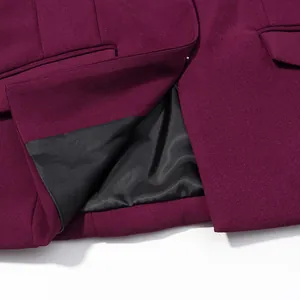 Detail eines burgunderroten Blazers mit glattem schwarzem Innenfutter und edler Textur