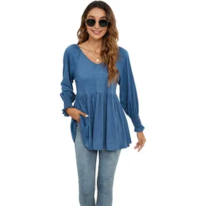 Dettaglio della maglia blu da donna con scollo a V e maniche lunghe con polsini