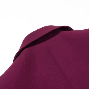 Nahaufnahme des burgunderfarbenen Blazer-Kragens mit feiner Stofftextur und Nähten