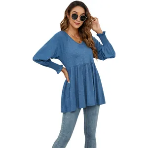Top stile babydoll blu da donna con scollo a V, maniche lunghe e polsini arricciati