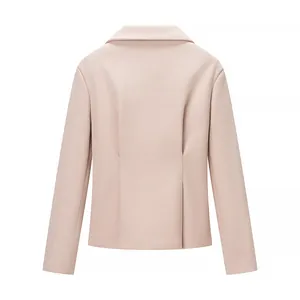 Detaillierte Rückansicht eines rosa taillierten Blazers mit stilvoller Taillierung