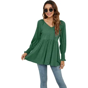 Vista dettagliata del top peplo verde con scollo a V e maniche lunghe a sbuffo chic