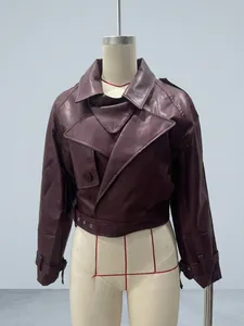 Detailansicht einer hochwertigen kastanienbraunen verkürzten Bikerjacke aus Kunstleder.