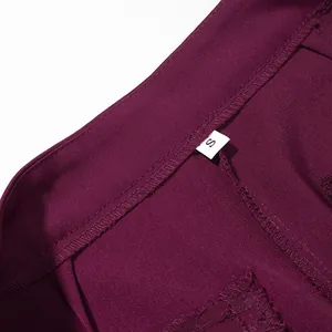 Detailaufnahme des weinroten Hosenbundes mit weißem Größenetikett S für Damen