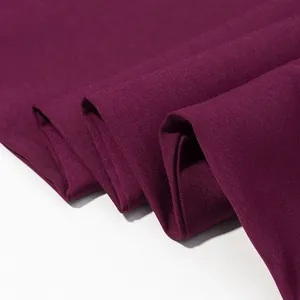Nahaufnahme von burgunderfarbenem Twill-Stoff für herbstliche Damen-Anzugssets.