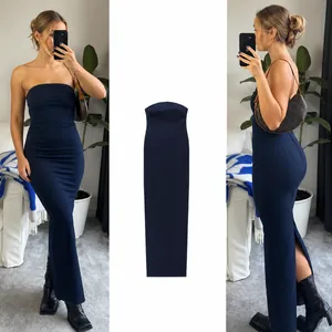 Dunkelblaues trägerloses Jeans-Midi-Kleid mit schmaler Passform und Silhouette.