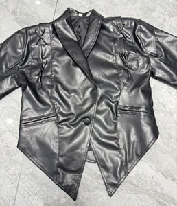 Detail der schwarzen Kunstlederjacke mit Schnürung an der Schulter und asymmetrischem Saum