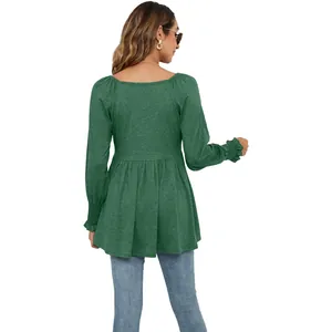 Vista posteriore di una camicetta peplum verde a maniche lunghe con maniche a sbuffo.