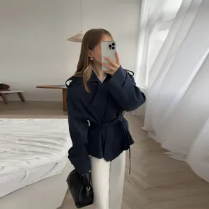 Chaqueta corta azul marino para mujer con cinturón y diseño casual de color sólido