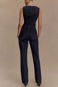 Achteraanzicht van een moderne donkere denim set met gilet en broek met hoge taille
