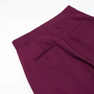 Detailansicht der weinroten Hose mit geradem Bein, Bund und hinteren Paspeltaschen.