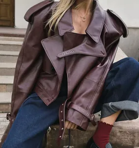 Detailaufnahme einer übergroßen burgunderroten Lederjacke mit breitem Revers und Gürtel.