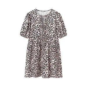 Détail d'une robe léopard pour femme avec une encolure à trou de serrure et un lien