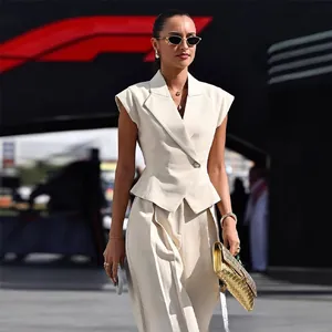 Elegante mouwloze crèmekleurige vest- en broekset voor dames in een streetstyle look