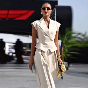 Elegant crème mouwloos blazer en wijde broekset in stedelijke streetstyle look