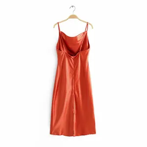 Élégante robe mi-longue en satin orange rouille avec col bénitier et fines bretelles.