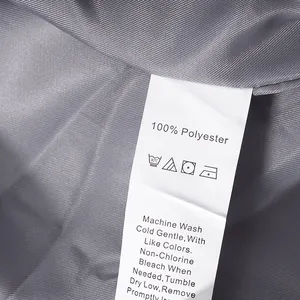 Detail des Pflegeetiketts mit 100% Polyester und Waschsymbolen für Kleidung