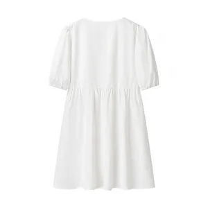 Vue arrière détaillée d'une robe blanche à manches courtes avec taille empire et bouffantes