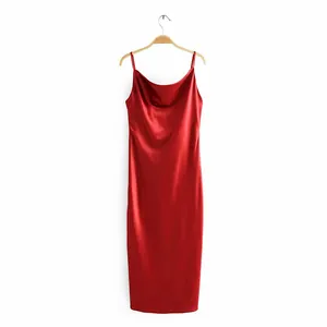 Vue détaillée de l'élégante robe nuisette midi en satin rouge avec un col bénitier chic.