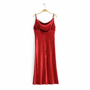 Vue détaillée d'une robe nuisette élégante en satin rouge avec un col bénitier