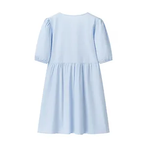 Vue arrière détaillée d'une robe bleue claire à manches courtes et taille froncée