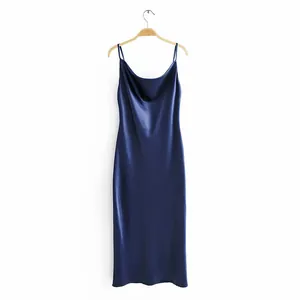Robe midi élégante en satin bleu marine avec col bénitier drapé.
