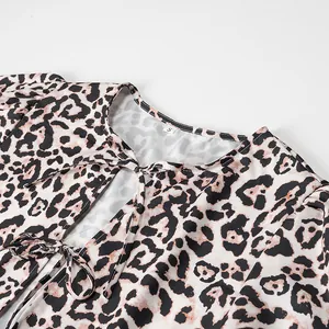 Détail de robe à imprimé léopard avec col rond et fermeture à nouer devant