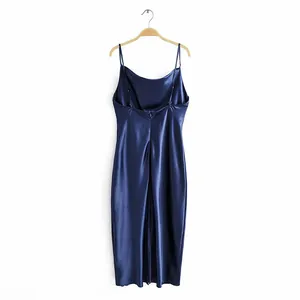 Vue arrière détaillée d'une robe nuisette en satin bleu marine avec un col bénitier élégant