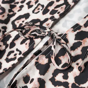 Gros plan du tissu à imprimé léopard avec nœud à nouer sur une robe pour femme