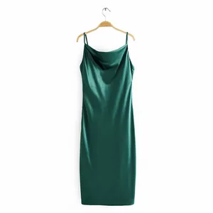 Robe midi élégante en satin vert foncé avec col bénitier sur un cintre en bois.