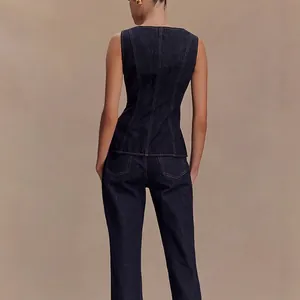 Moderne tweedelige donkerblauwe denim set met mouwloze top en hoge taille broek, achteraanzicht