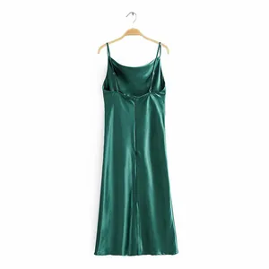 Robe nuisette élégante en satin vert émeraude avec col bénitier et bretelles réglables