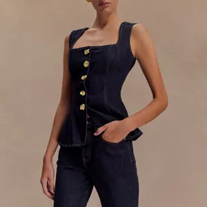 Moderne donkerblauwe denim set met mouwloze top met knopen en bijpassende jeans met hoge taille
