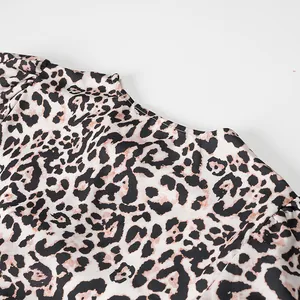 Détail du col rond et du motif léopard sur une robe d'été fluide et décontractée