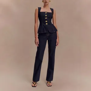 Moderne tweedelige denim set met top met knopen en broek met hoge taille