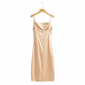 Vue arrière de l'élégante robe nuisette en satin champagne avec coupe ajustée et bretelles