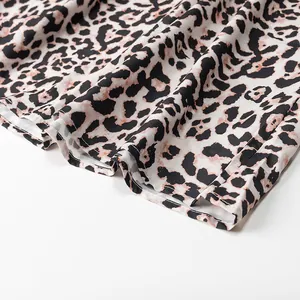 Détail en gros plan du tissu à imprimé léopard et de l'ourlet d'une robe d'été pour femme