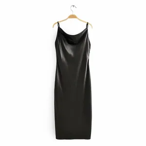 Robe midi noire à col bénitier, fini satiné élégant et fines bretelles réglables