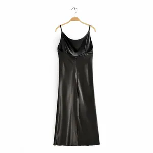 Détail de la vue arrière d'une robe nuisette en satin noir avec un col bénitier
