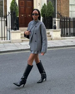 Photo style de rue d'une femme en court manteau de laine gris à double boutonnage