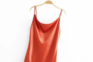 Vue détaillée d'une robe nuisette en satin orange brûlé avec un col bénitier élégant