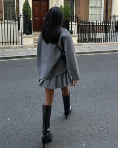 Vue arrière d'un manteau court en laine gris élégant de style britannique décontracté