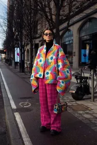 Bunte Regenbogen-Steppjacke mit weißen Blumenmustern im Streetstyle-Look