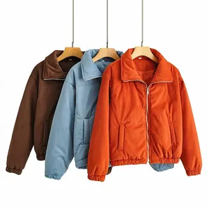 Kollektion modischer Damen Cord-Steppjacken in den Farben Braun, Hellblau und kräftigem Orange