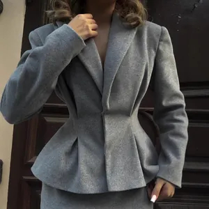 Elegantes graues Blazer-Set mit betonter Taille und passendem Rock für Damen im Retro-Stil