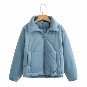 Detaillierte Ansicht der hellblauen Cord-Steppjacke mit Reißverschluss und Kragen